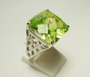 Кольцо с кристаллами сваровски