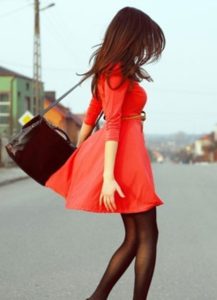 Красное платье с черными аксессуарами